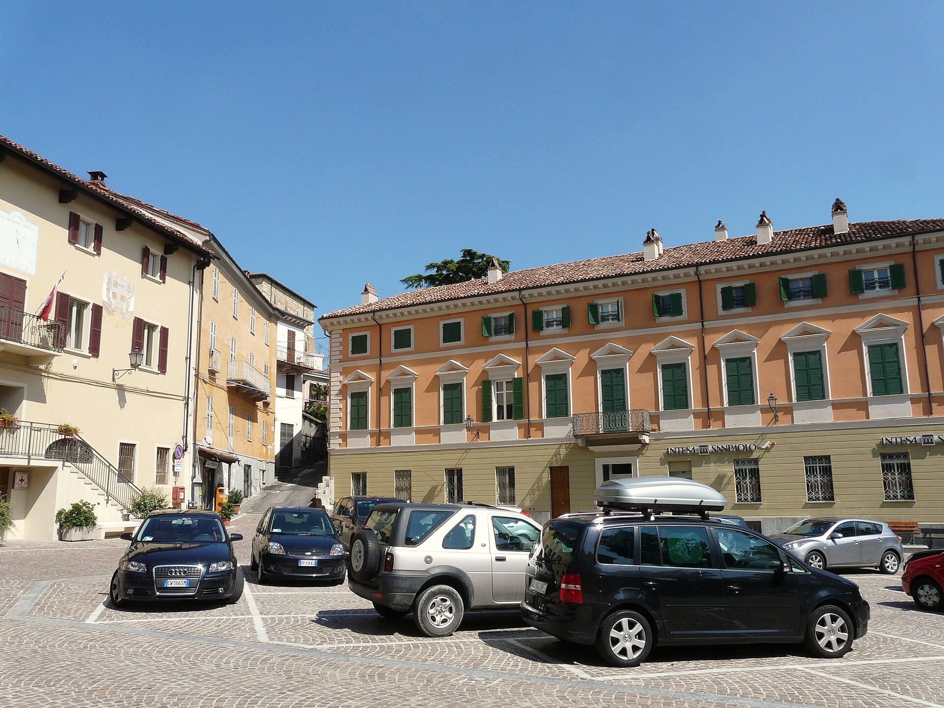 Voorbeeldbeeld: huis aan een dorpsplein in de Monferrato